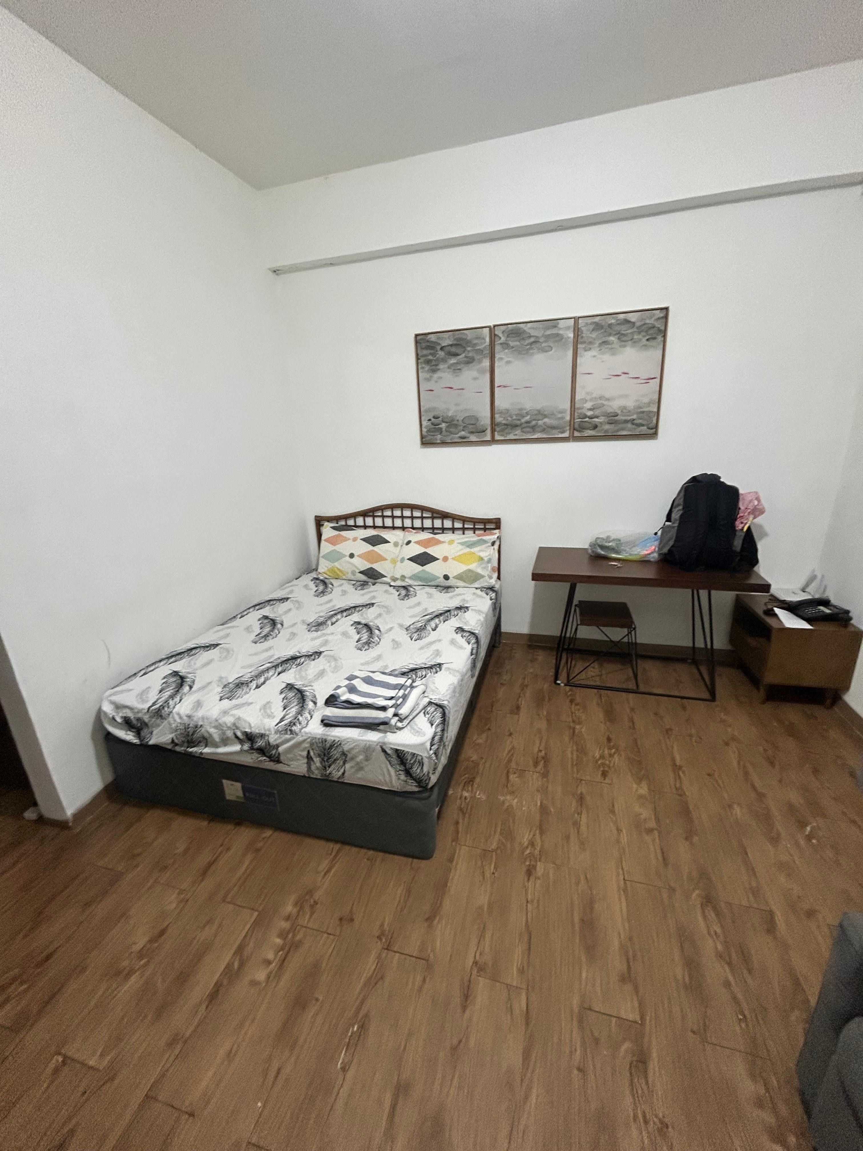 Slightly dirty cause there’s no maid but overall great hot water