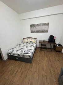 Slightly dirty cause there’s no maid but overall great hot water