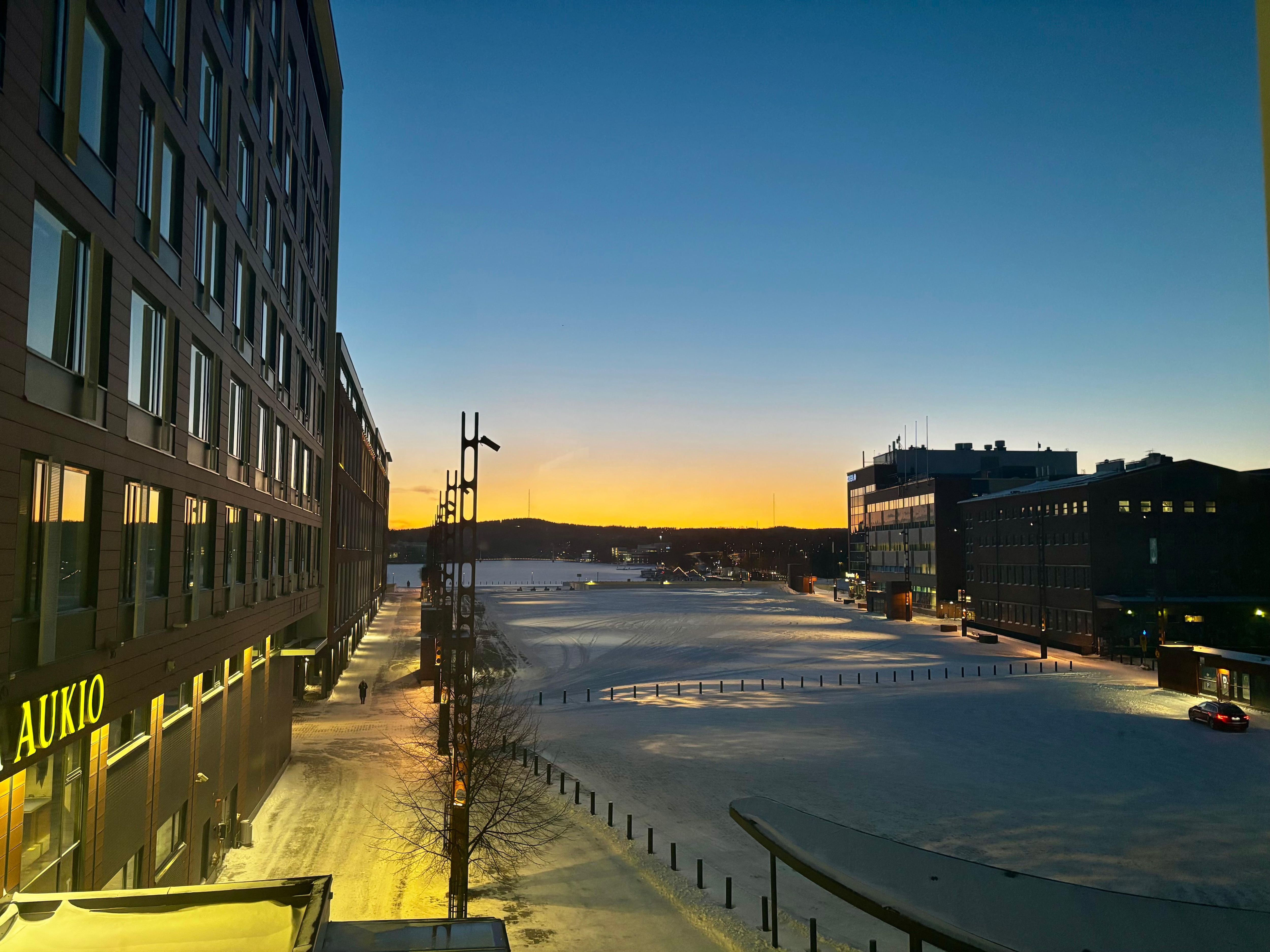 Näkymä hotellihuoneesta Jyväsjärvelle.
