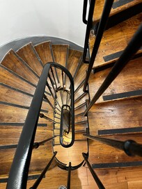 エレベーターが1機なので、荷物がないときは階段を使いました