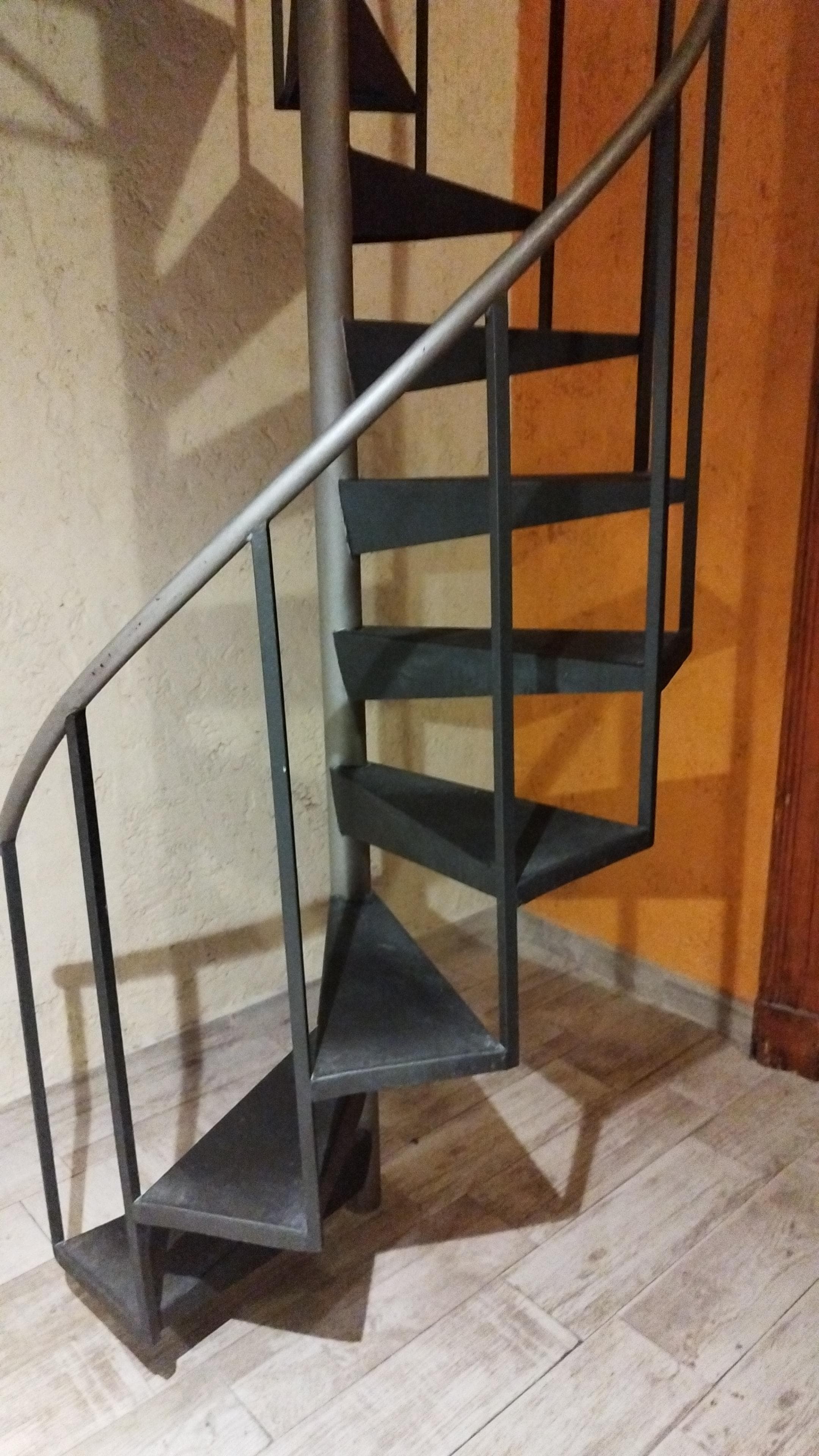 Escada que leva ao banheiro 