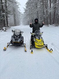 3 days snowmobiling, easy access to trails and restaurants!