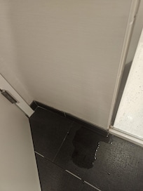 Fotos de la fuga de agua en la ducha