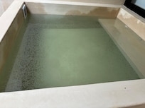 L’eau stagnante attirait les moustiques.