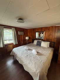 Cottage 14 king bed