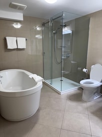 Nice spacious bathing room
Clean and bright