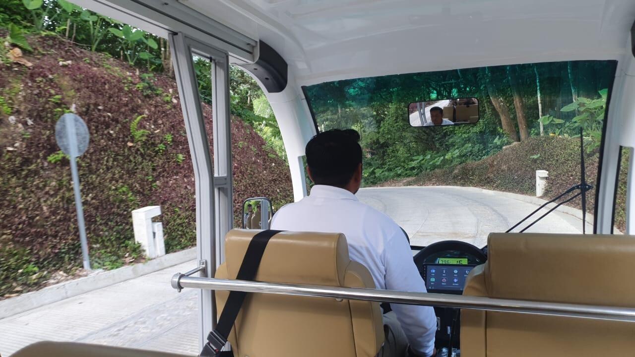 los traslados dentro del hotel en los carritos eléctricos te permiten disfrutar de paisajes memorables de la montaña y la selva