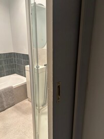 Door to bathroom that doesnât close