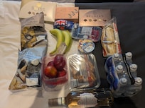ホテル近くのM&Sで入手した食料品。これで、朝食や簡単な夕食ができました。ネクタリンが旬でとてもおいしかった(8月中旬)。