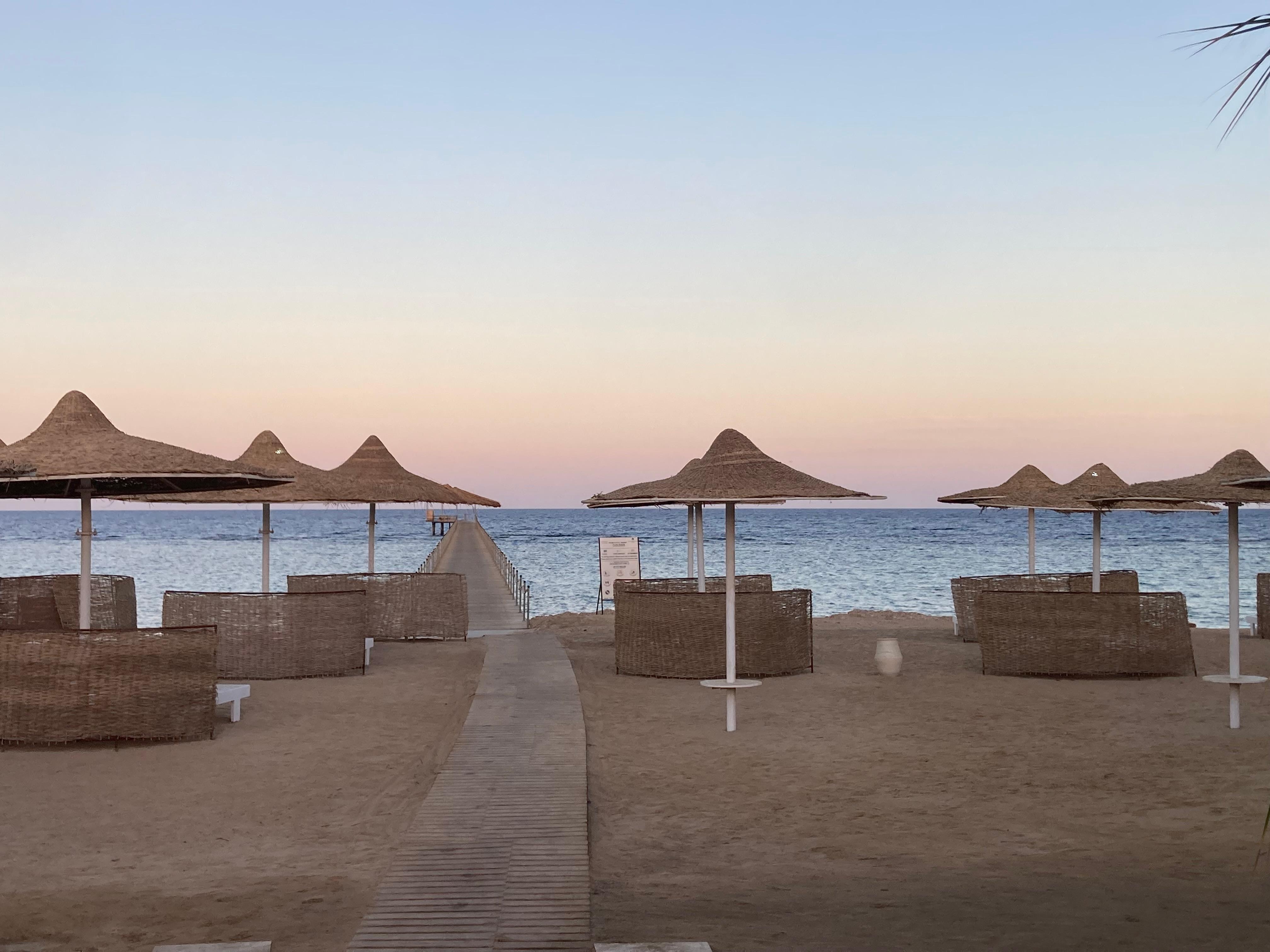 Lettini e ombrelloni non ammassati