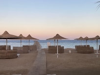 Lettini e ombrelloni non ammassati