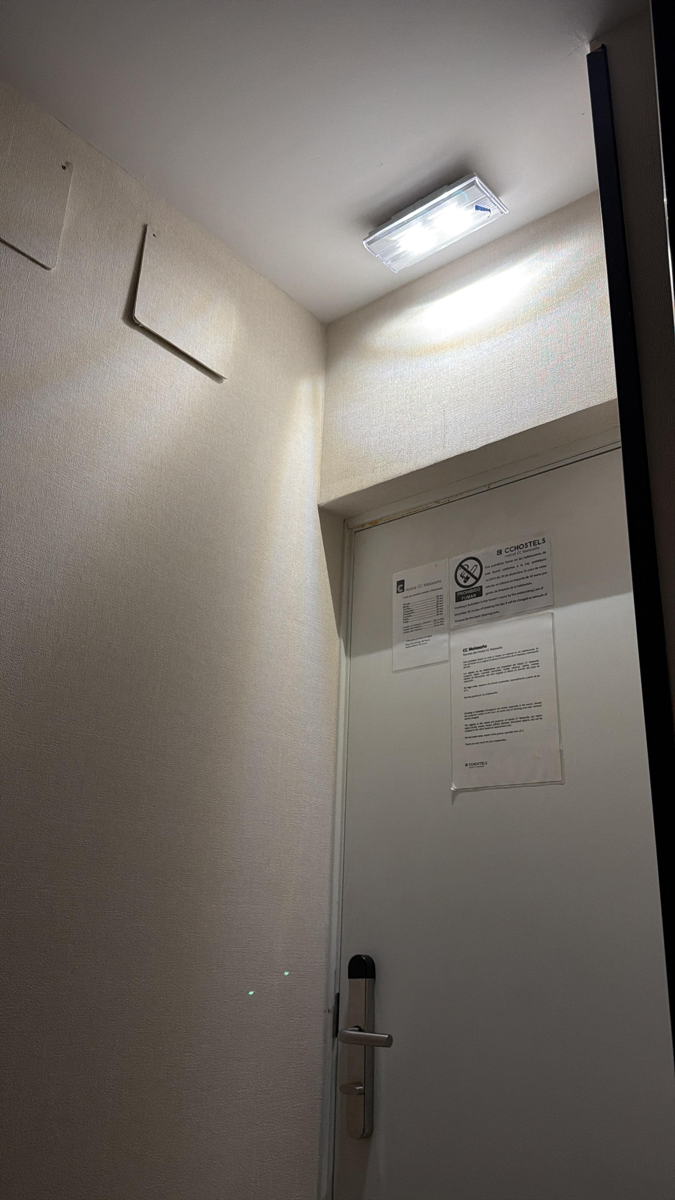 Luces de emergencia en la habitación sin poder apagarlas