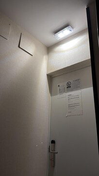 Luces de emergencia en la habitación sin poder apagarlas