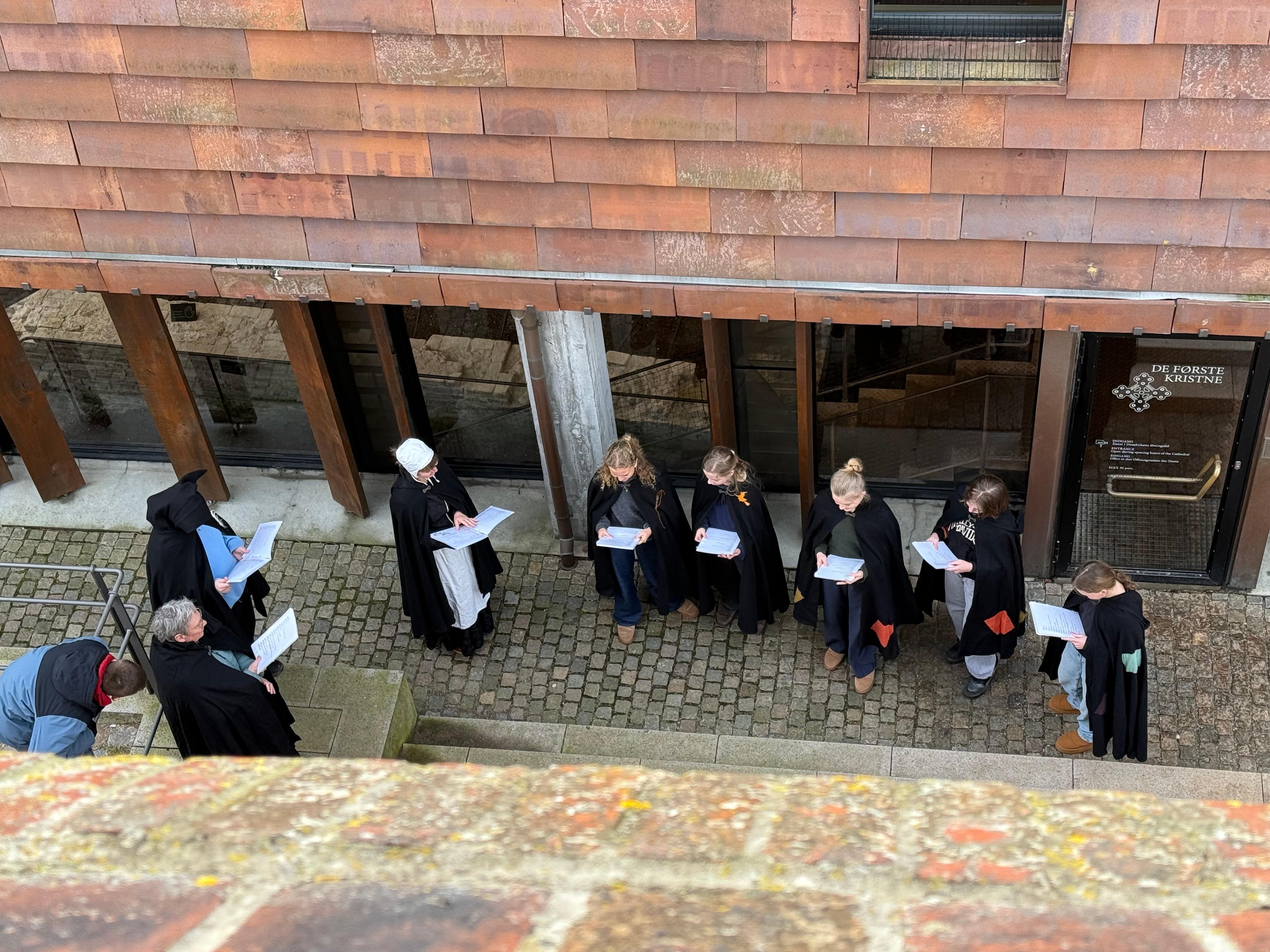 Nogle unge mennesker øver måske et teaterstykke 