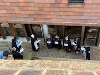 Nogle unge mennesker øver måske et teaterstykke