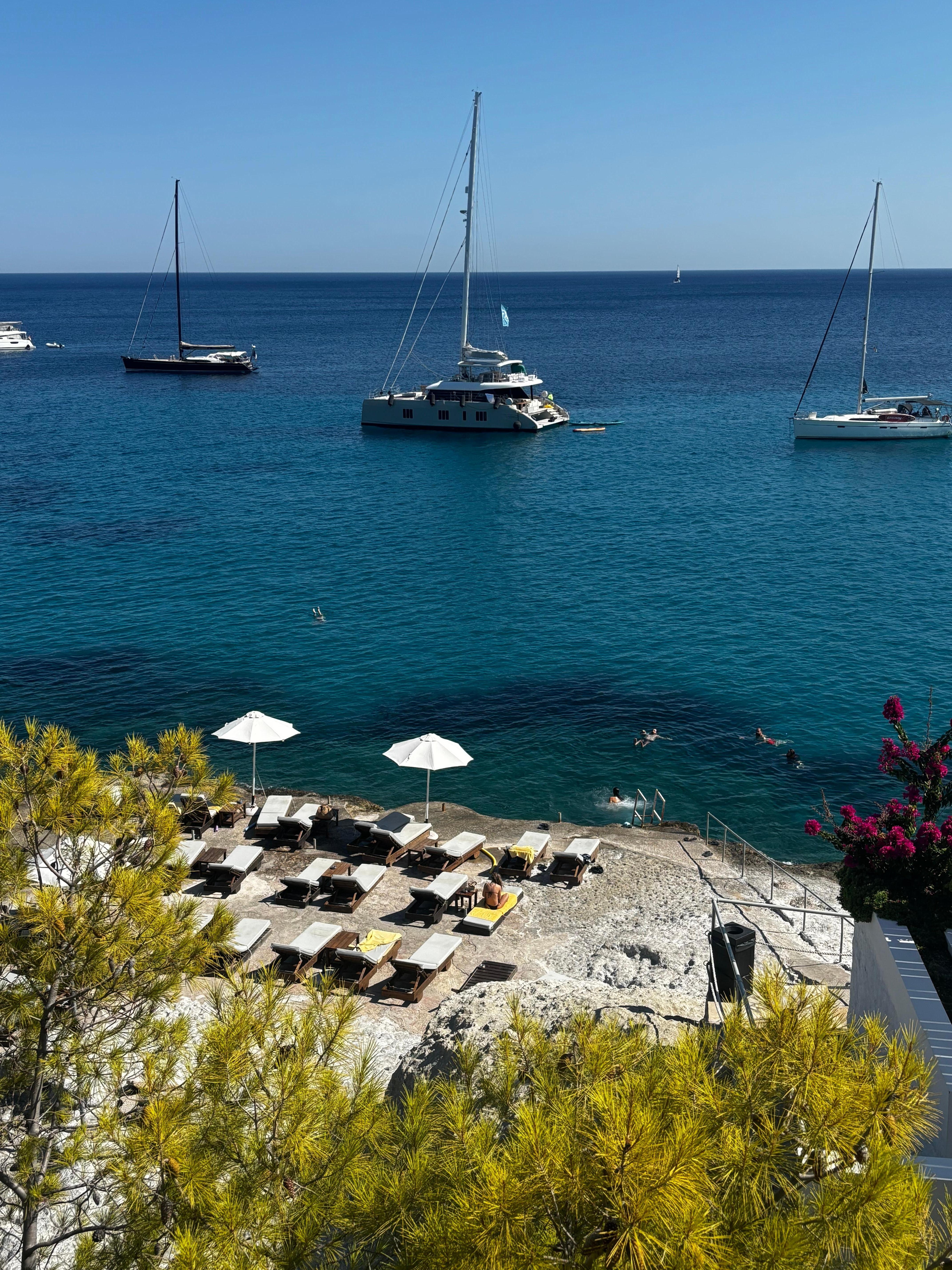 Hotellets solsängar vid havet