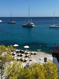 Hotellets solsängar vid havet