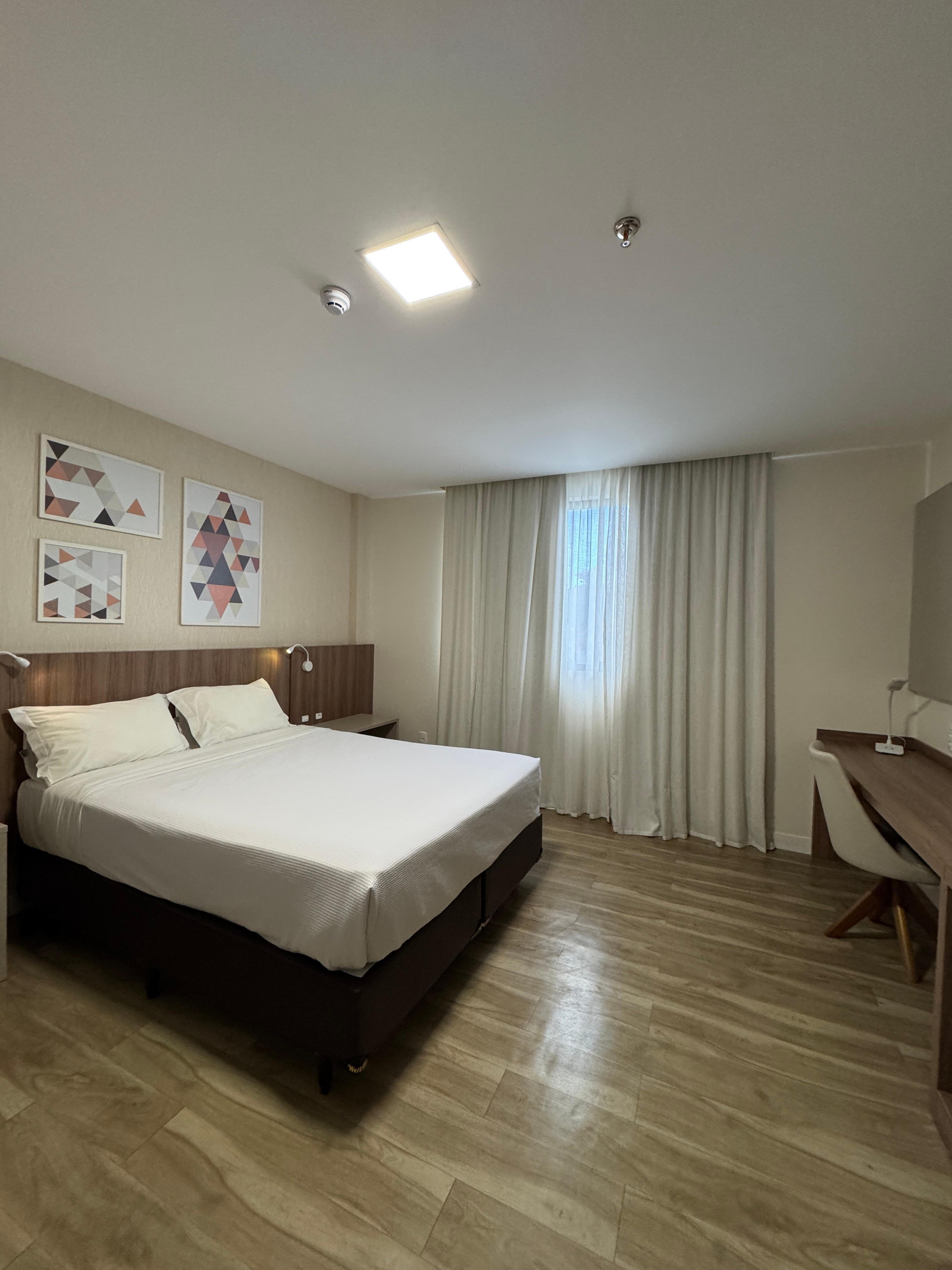 Quarto amplo, limpo e confortável 