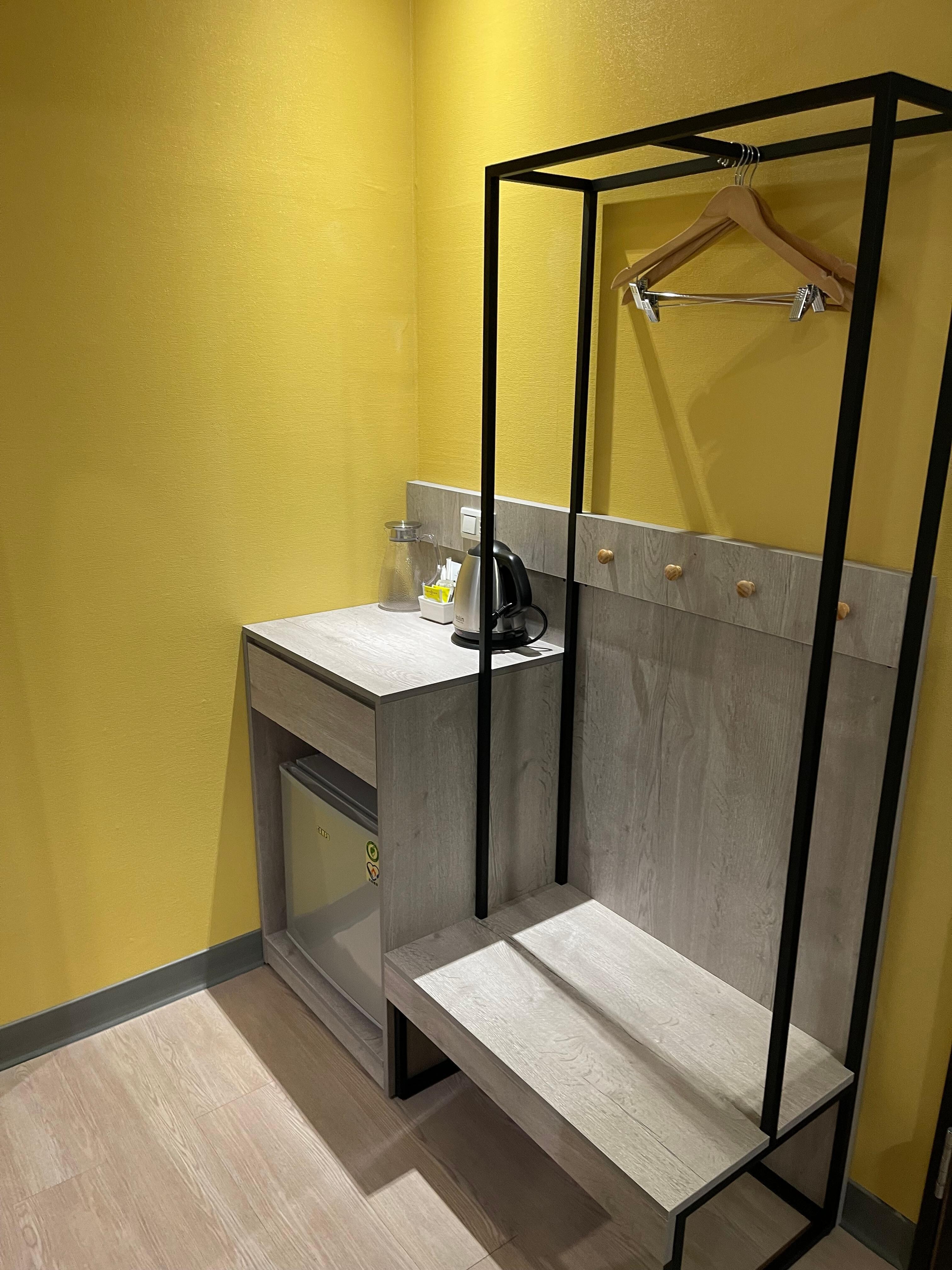No closet, only rack for hanging cloth