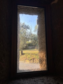 Zicht uit de woonkamer op 'het witte huis' van de eigenaren