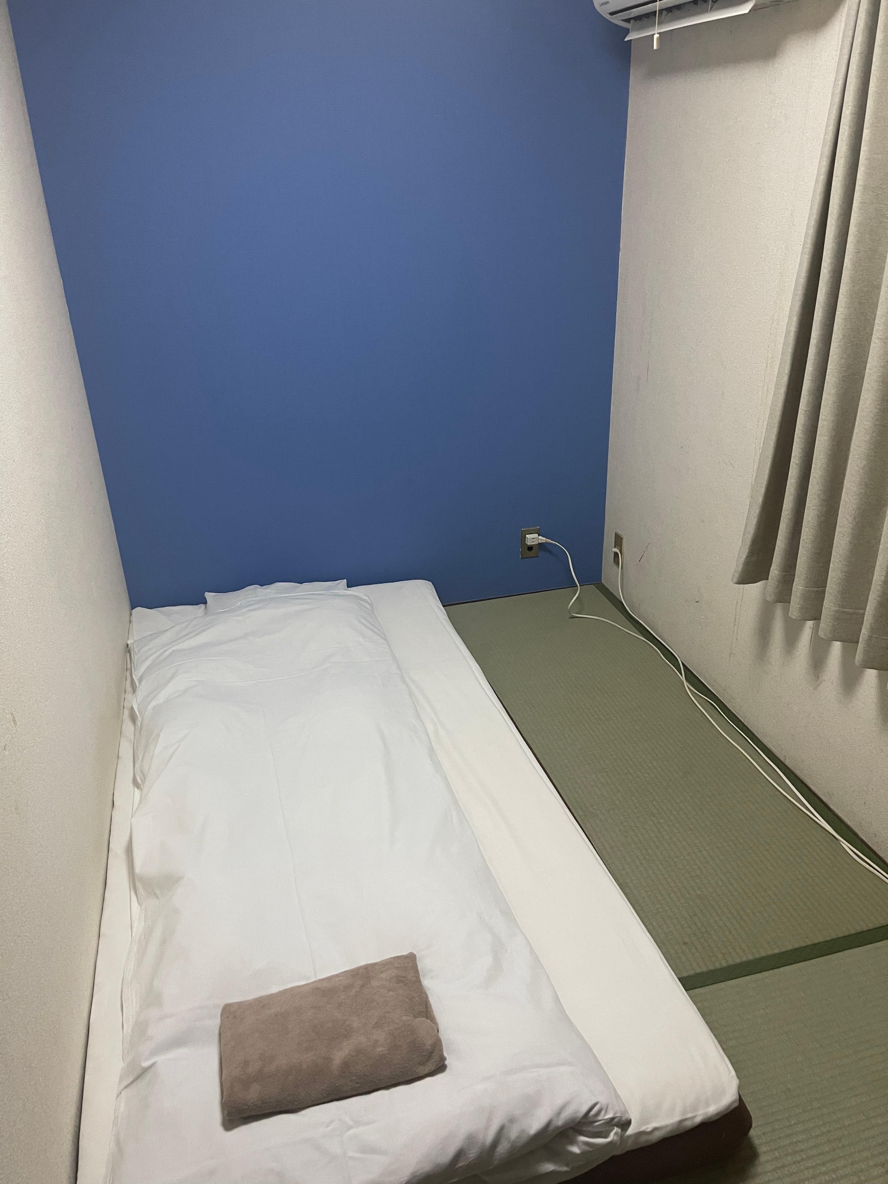 The room
Yep, it’s that small!