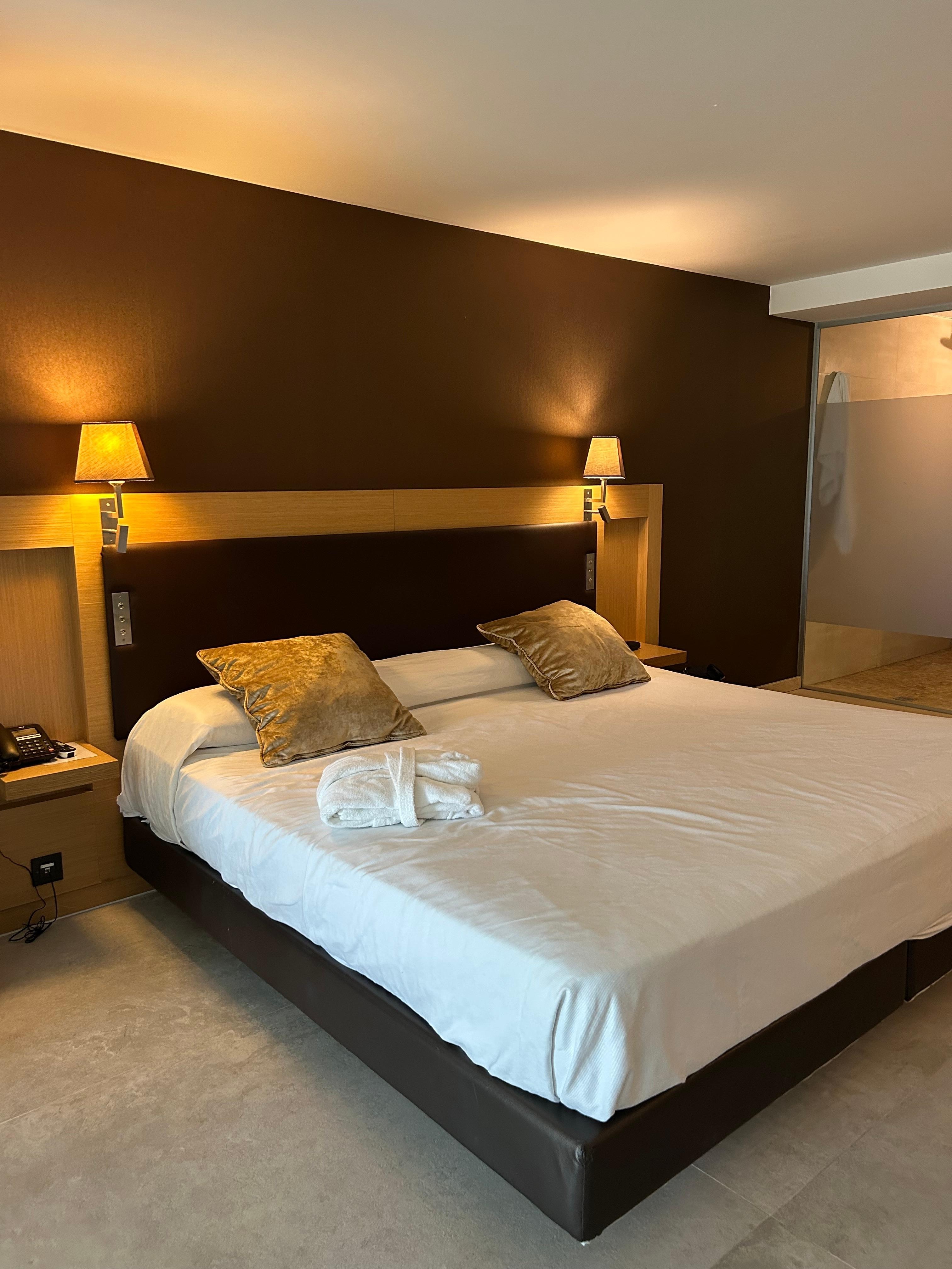 Stor dobbeltseng i en suite som hadde to etasjer slik at barna kunne sove nede og de voksne oppe