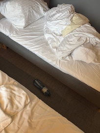 Bouteilles d’ancien voyageur sous le lit