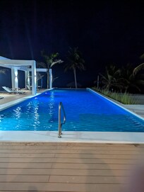 Main Pool (infinity)