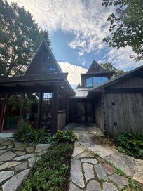 The entry way is so gorgeous