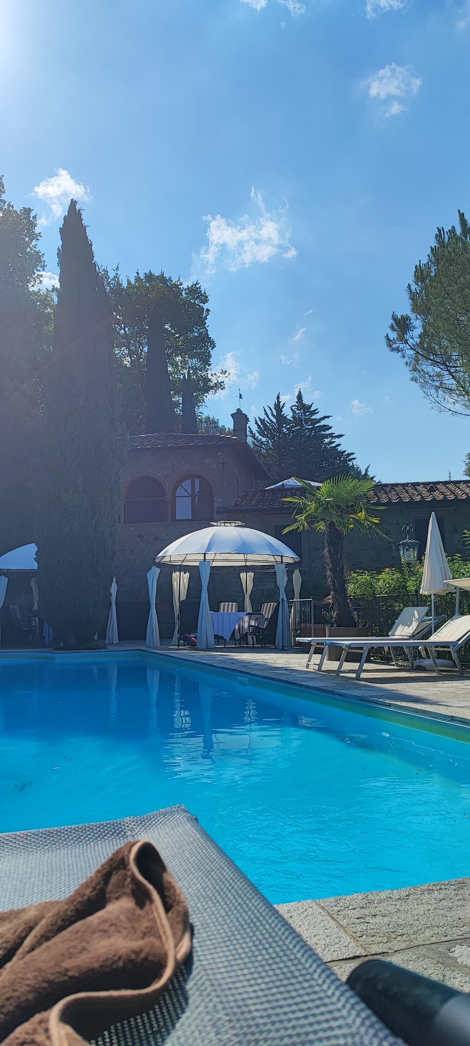 Am Pool, die Pavillons sind echt toll 