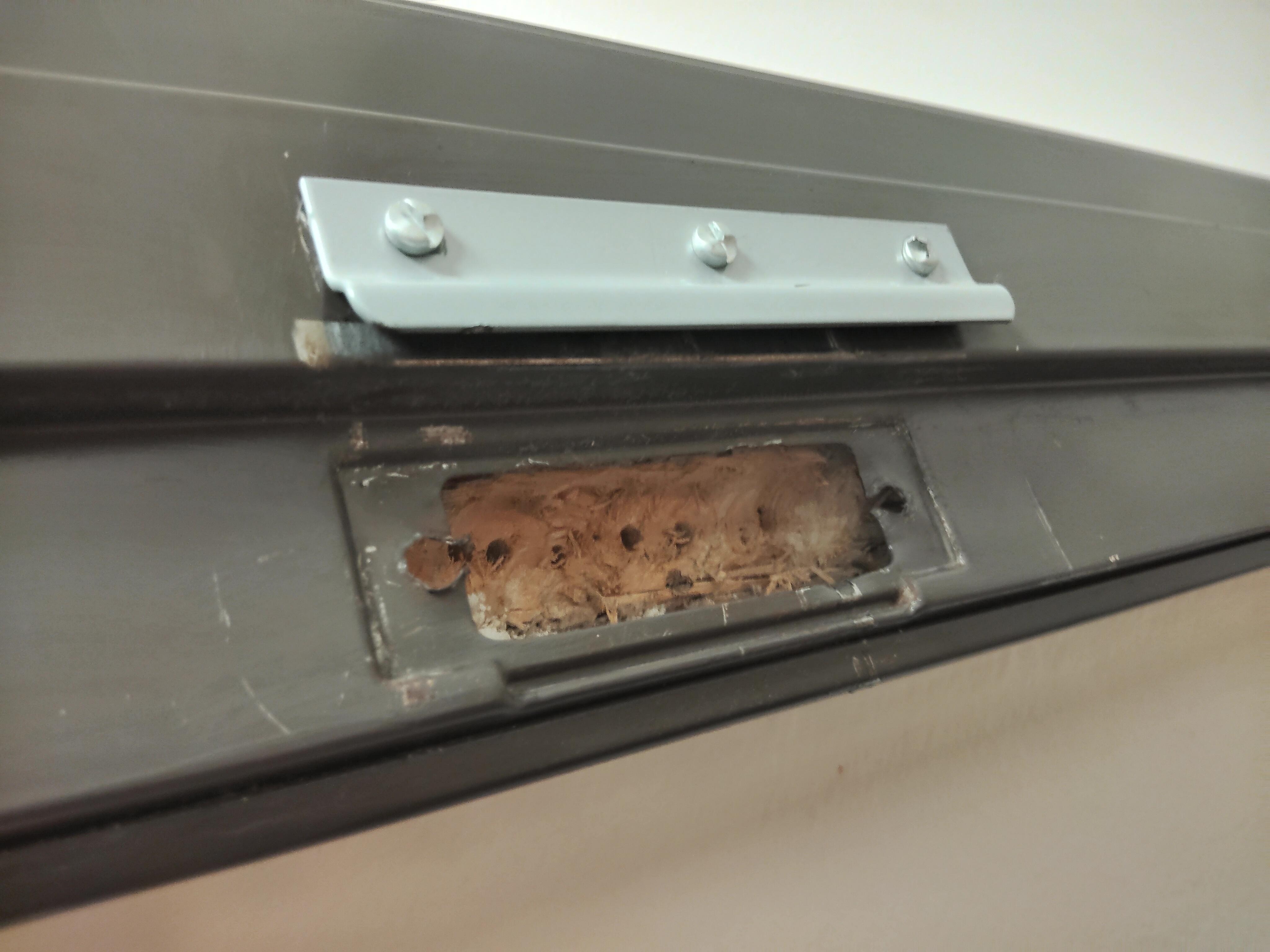 No way for the door to engage or stay closed