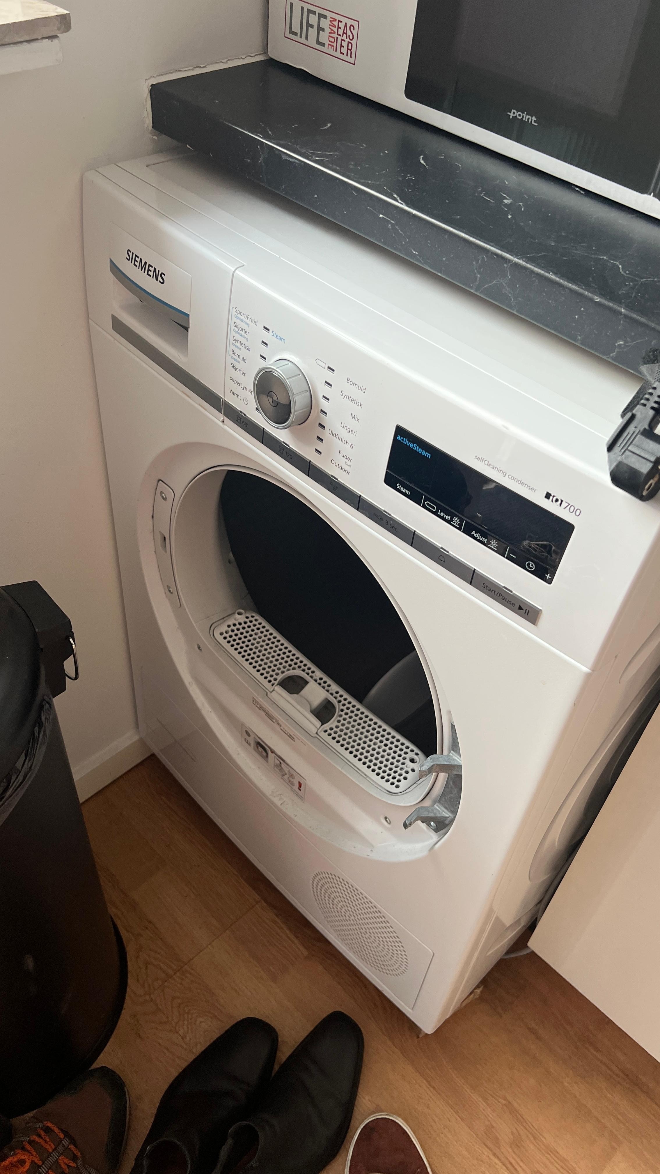 broken dryer, perhaps not a feature included in the rental but still looks horrible