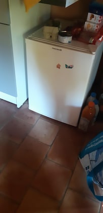 Tout petit frigo. Pas de congélateur