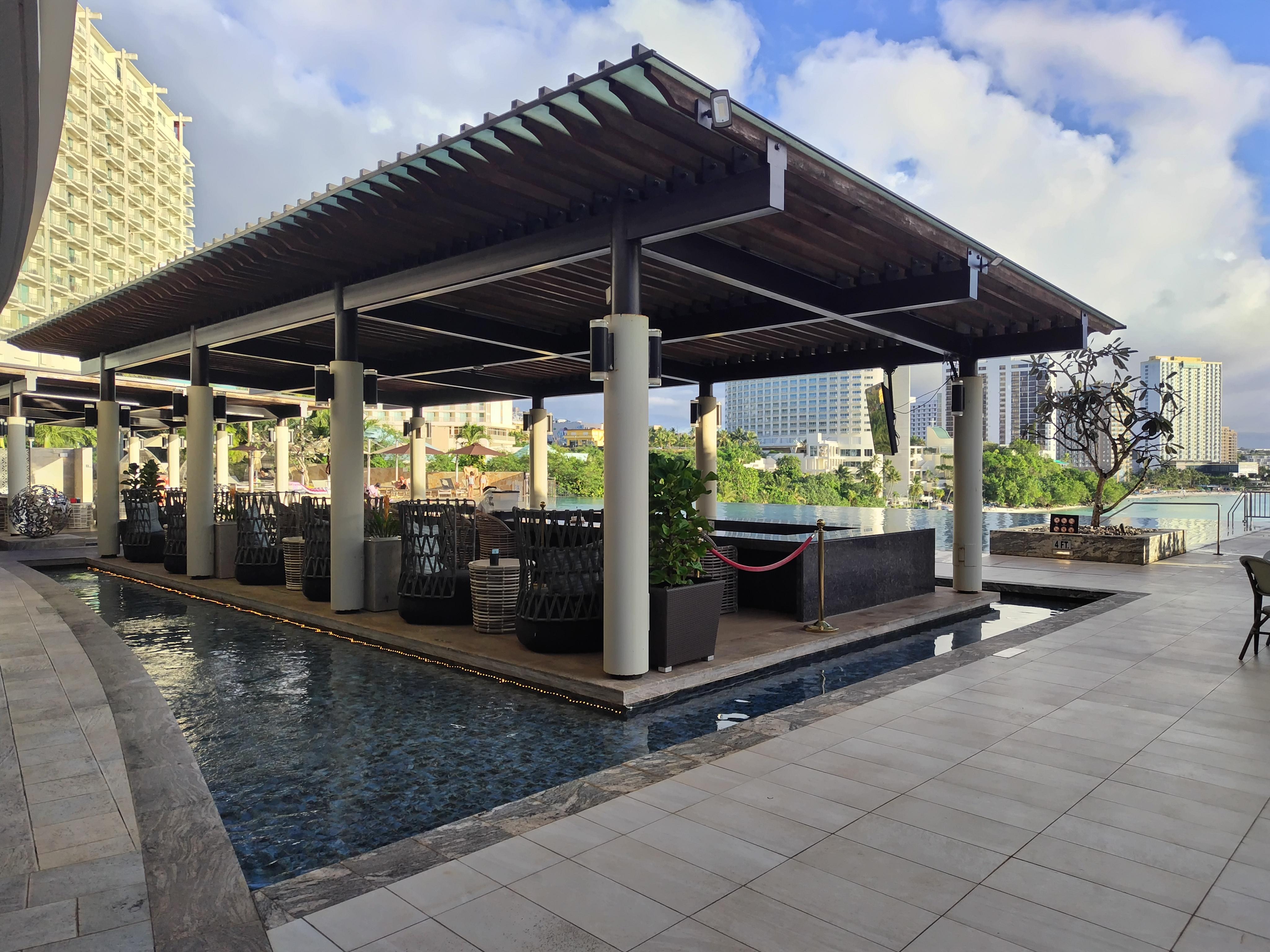 プールサイドのバー