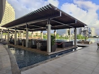 プールサイドのバー