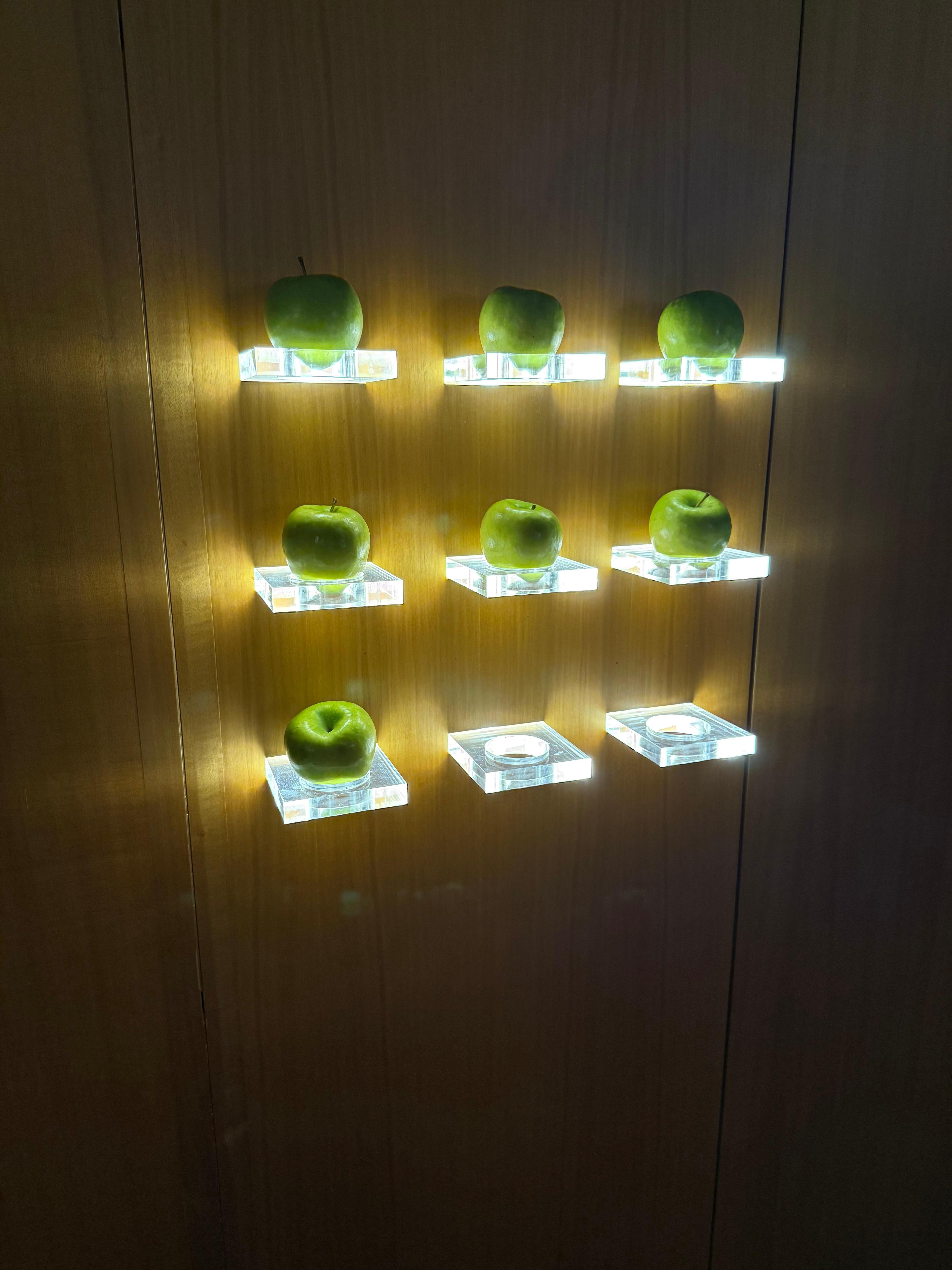 Apples in the hallway