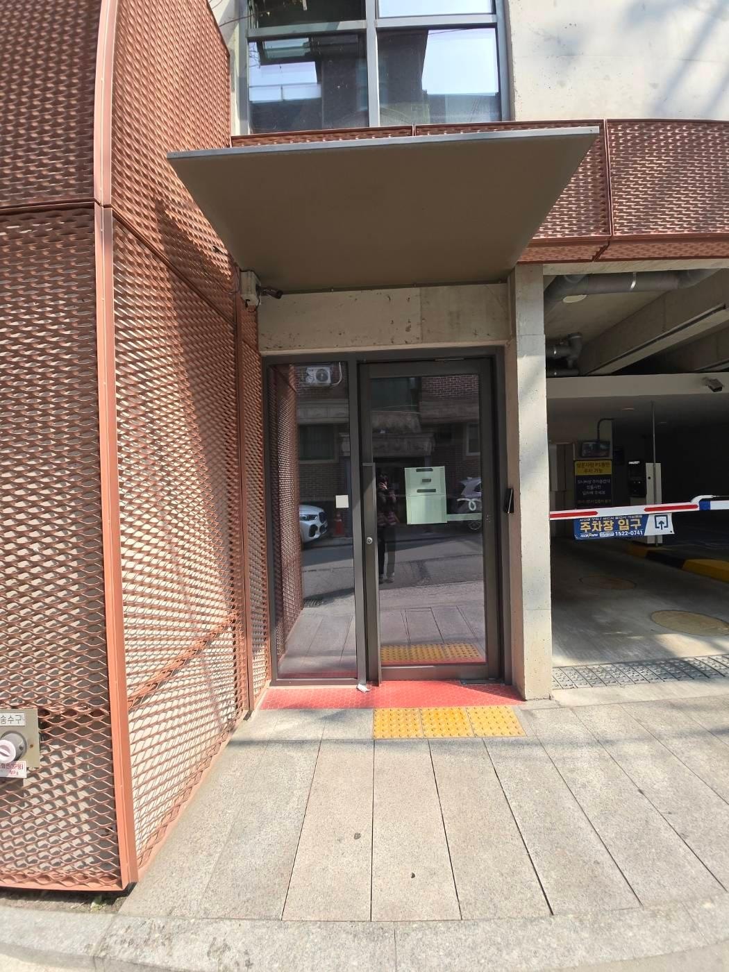 このドアの奥にエレベーターがあります。