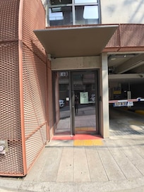 このドアの奥にエレベーターがあります。