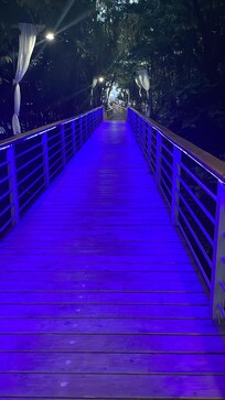 Puente hacia la playa en la tarde/noche