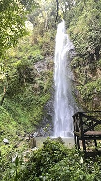 This waterfall can be seen from the roadside.