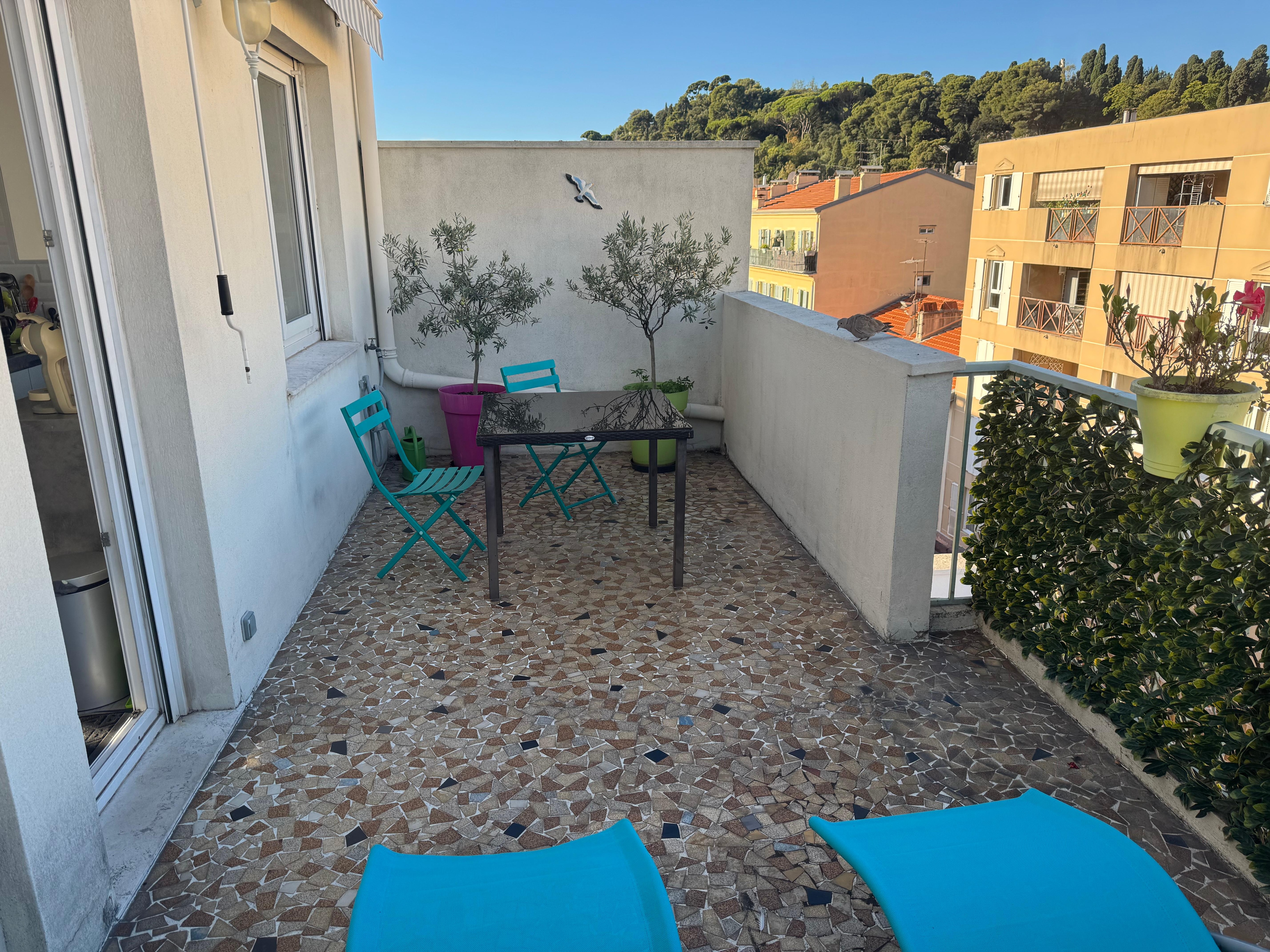 Große Terrasse zur Strassenseite