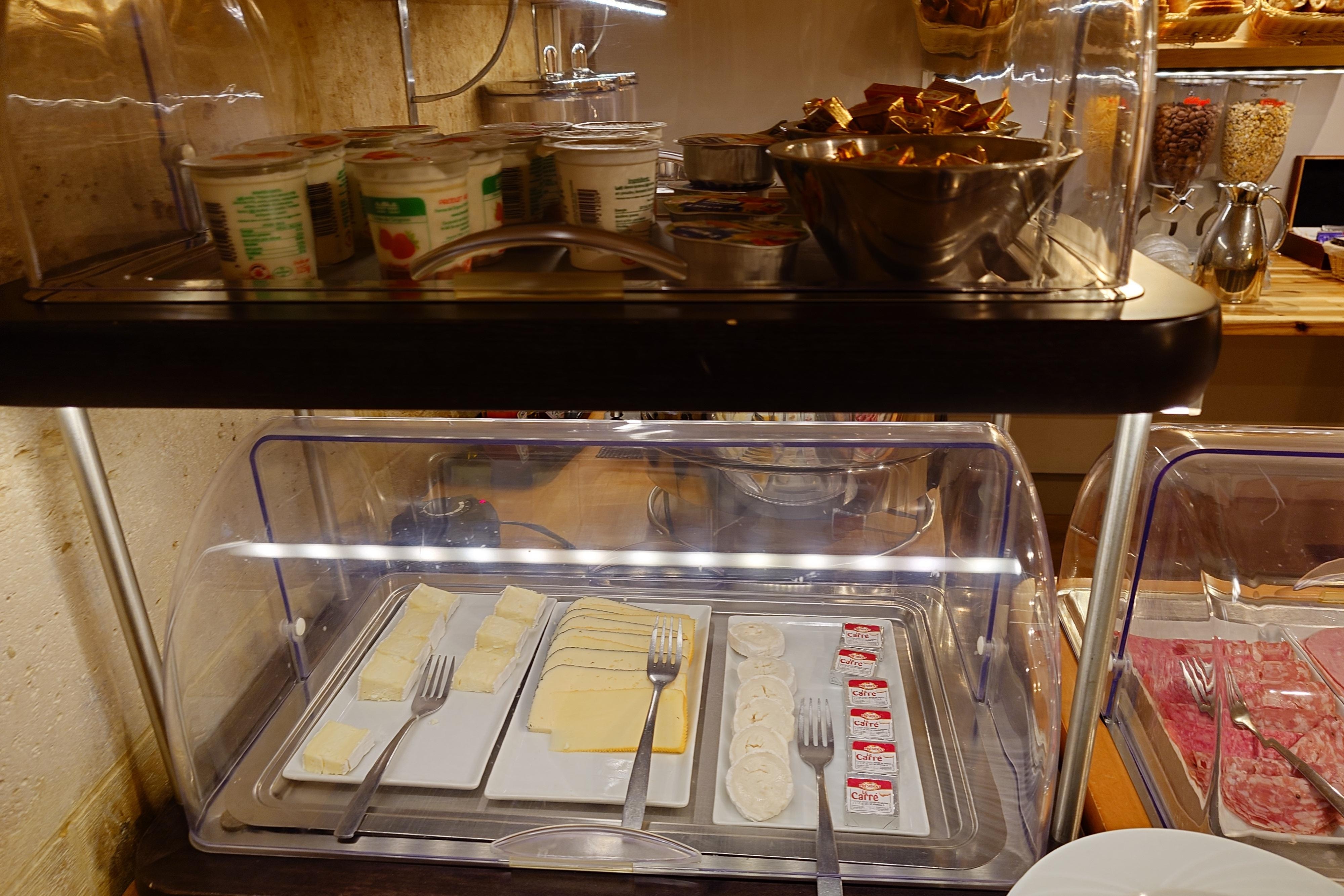 無料の朝食です。
ヨーグルトも3種類