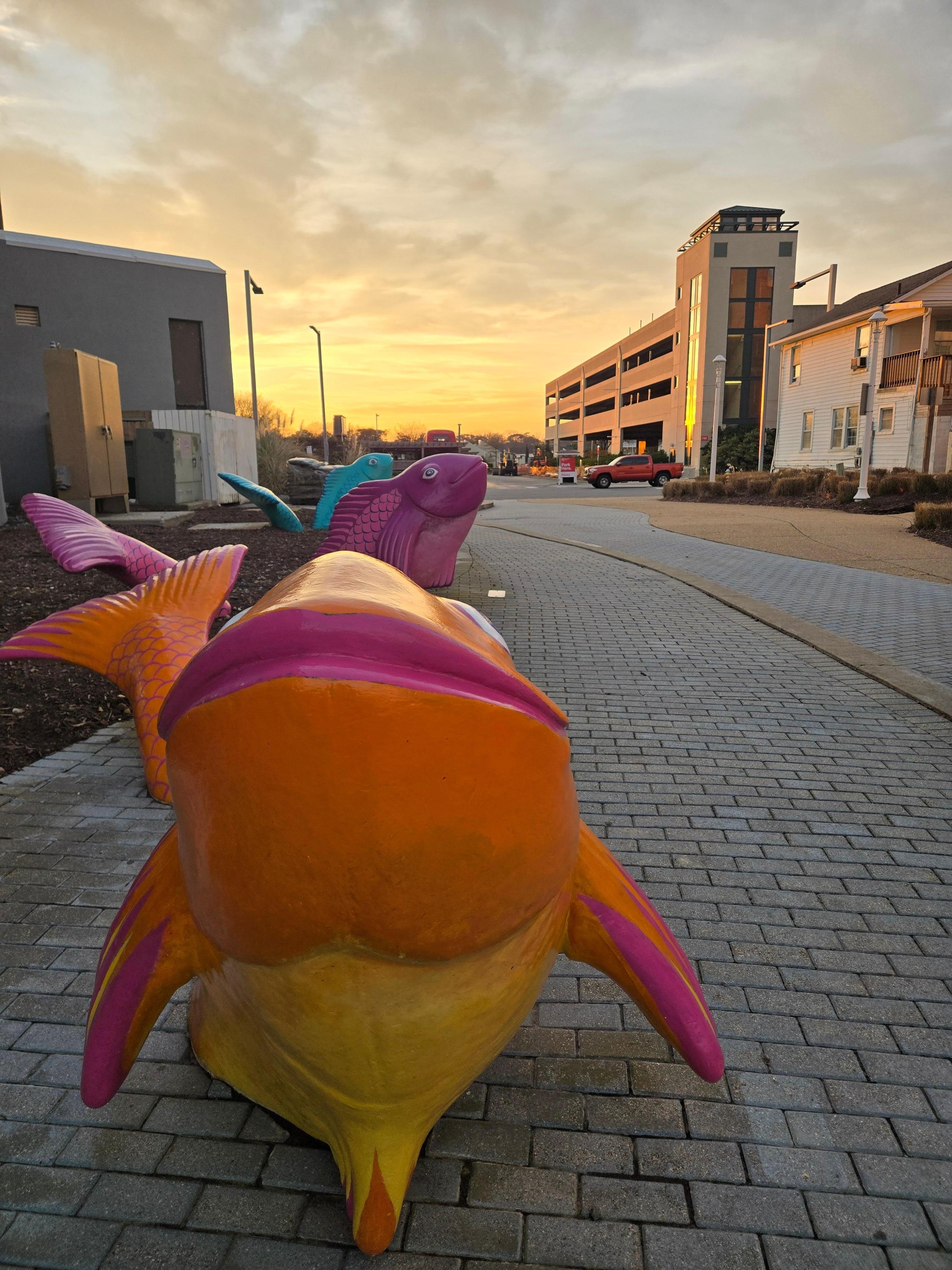 Right next to the hotel are nice restaurants and the beach!