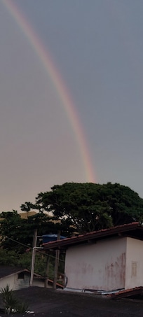 Arco-íris no primeiro dia do ano, presente divinamente maravilhoso.