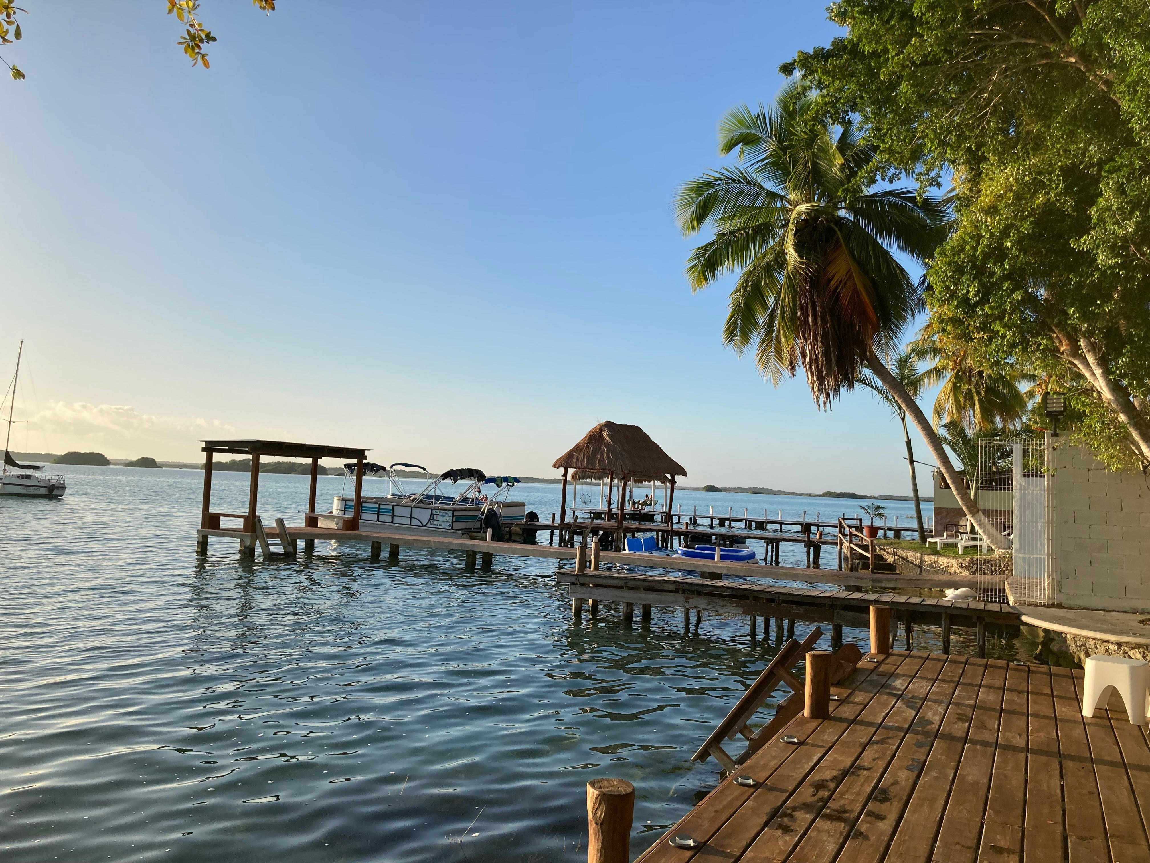 Vista derecha de la zona de camastros 