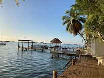 Vista derecha de la zona de camastros