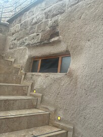 テラスに上がる階段。窓が私の部屋のバスルーム。