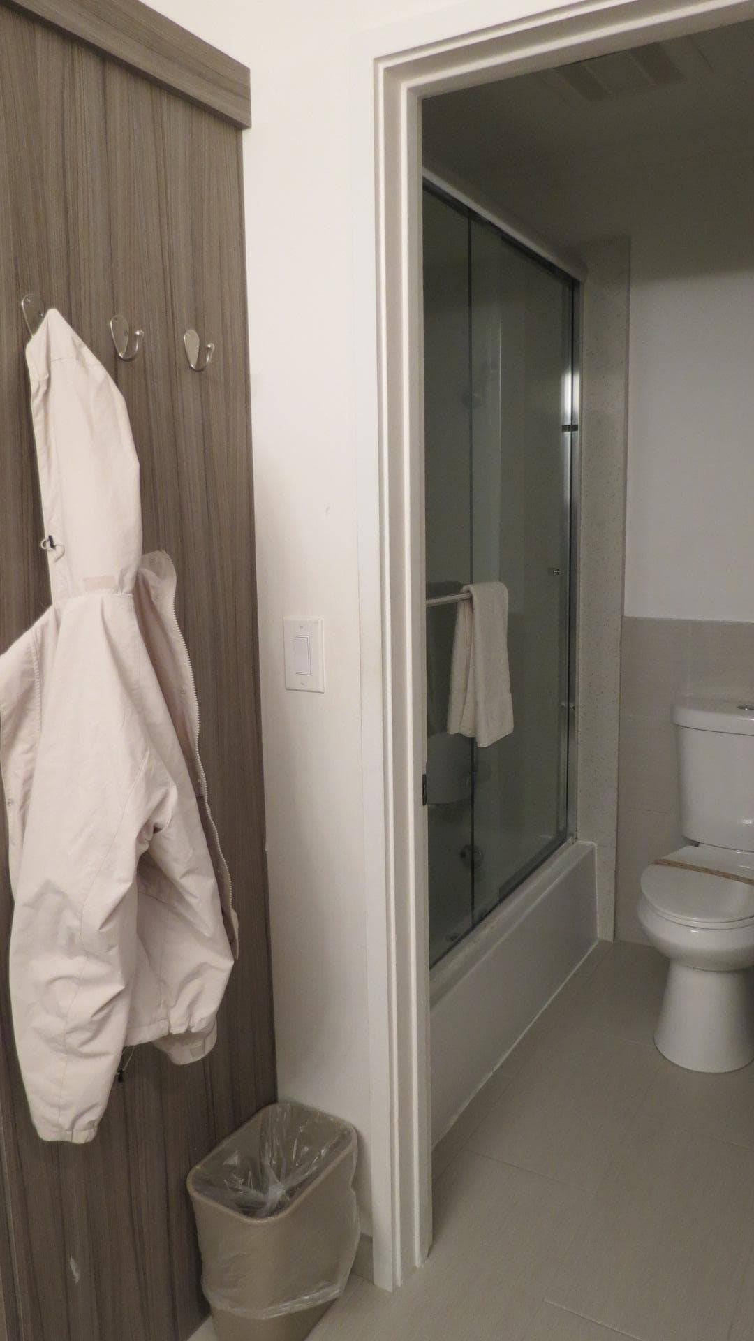 Bathroom view 1b, Castle Inn