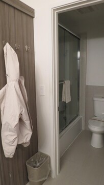 Bathroom view 1b, Castle Inn