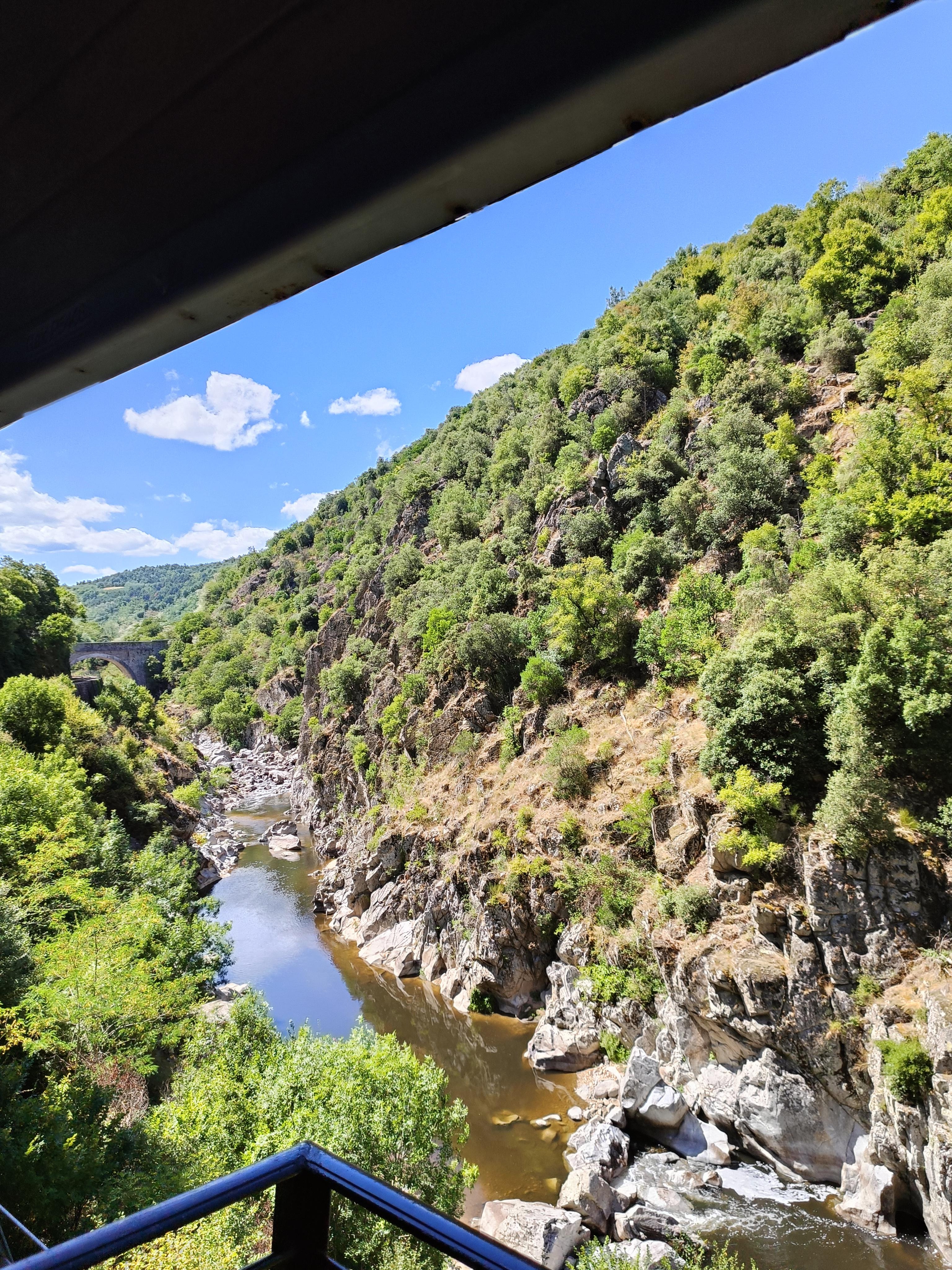 Vue pendant une balade en train dans les gorges du Doux 